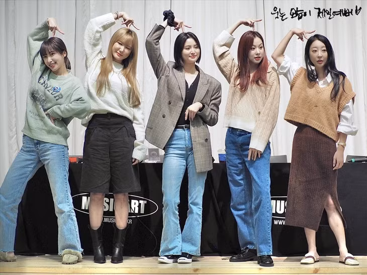 Thành viên nhóm EXID gặp sự cố trong connect vì fan cuồng. Ảnh: Naver.
