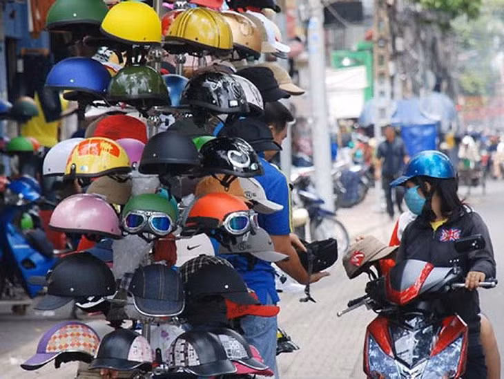 Mũ bảo hiểm không đạt chuẩn vẫn bày bán tràn lan.