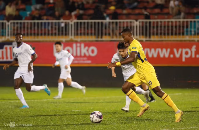 Brandao không chỉ vô duyên với mành lưới đối phương mà còn đá phản khiến HAGL thua SLNA 1-2 trên sân nhà.