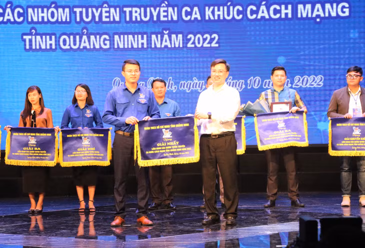 Nhóm tuyên truyền ca khúc cách mạng của Thành Đoàn Móng Cái xuất sắc đoạt giải nhất của Liên hoan.