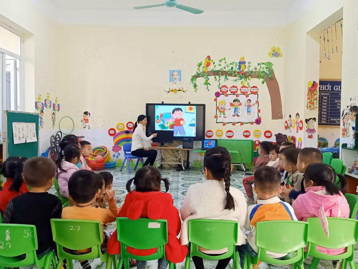Cô giáo Đặng Thị Tất, Trường Mầm non Cô Tô (huyện Cô Tô) là nhà giáo tận tụy, gắn bó với sự nghiệp “trồng người”.