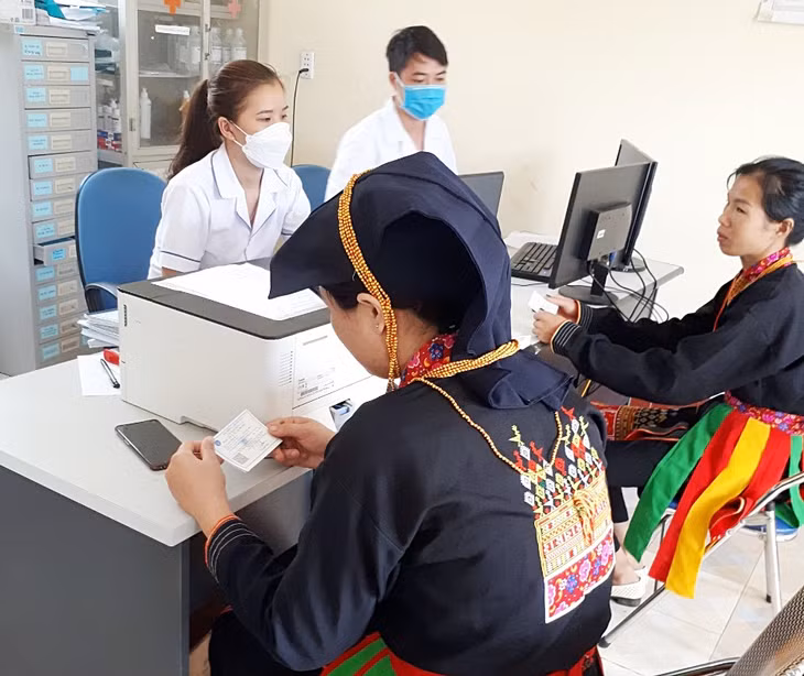 Người dân khám bệnh theo BHYT tại Trạm Y tế xã Đồng Sơn (TP Hạ Long).