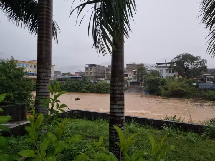 Nước lũ trên sông biên giới giữa Việt Nam-Trung Quốc (Ảnh chụp đoạn ngầm tràn thuộc thôn Pò Hèn, xã Hải Sơn) dâng cao.