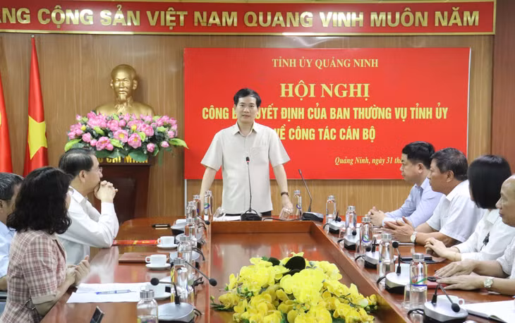 Đồng chí Vũ Quyết Tiến, Uỷ viên BTV, Trưởng Ban Tổ chức Tỉnh ủy phát biểu tại hội nghị.