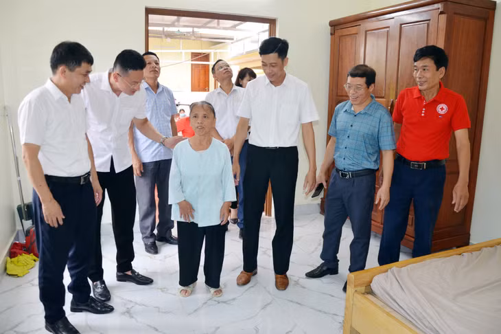 Bà Hoàng Thị Thái (thôn 1, xã Liên Hòa, TX Quảng Yên) vui mừng được ở trong ngôi nhà do TKV và các cấp Hội CTĐ, chính quyền địa phương hỗ trợ xây mới.