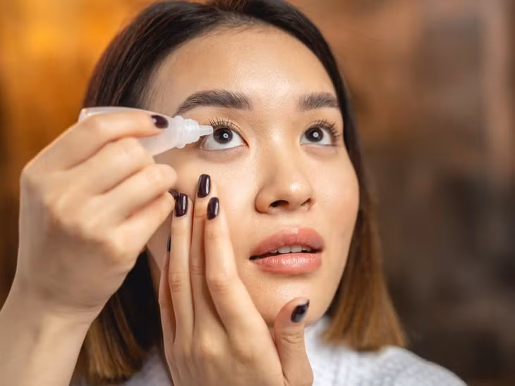 Người bị khô mắt có thể điều trị các trường hợp nhẹ bằng cách sử dụng nước mắt nhân tạo không kê đơn. Ảnh: Poison.