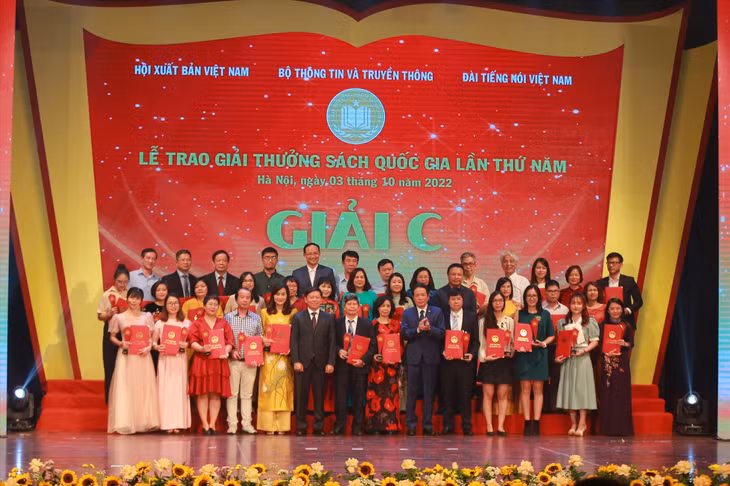 Các tác giả và đơn vị xuất bản đoạt giải C. Ảnh: Lê Huy