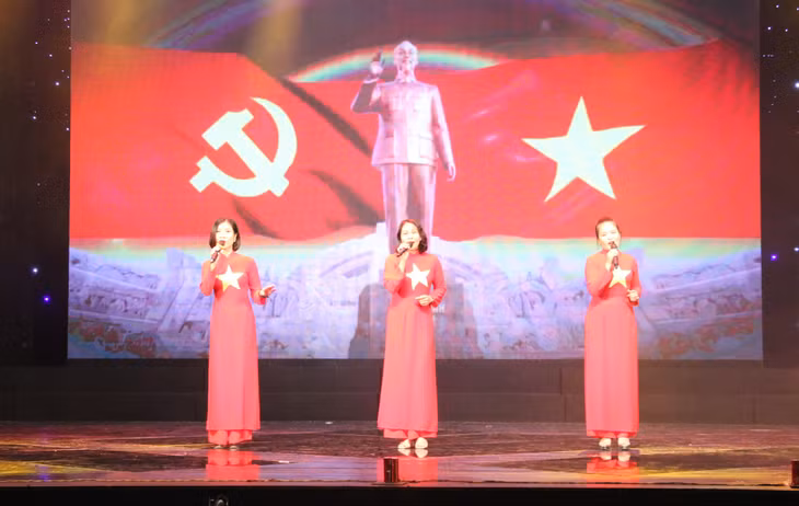 Tiêt mục tam ca "Màu cờ tôi yêu" của nhóm tuyên truyền ca khúc cách mạng TX Đông Triều.