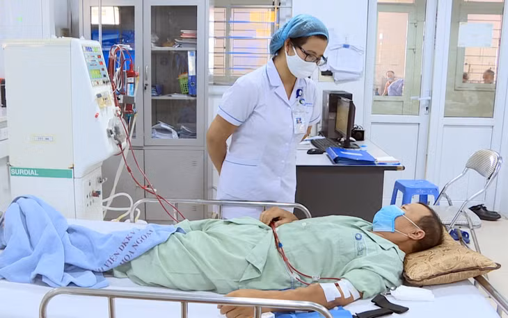 Nhờ tham gia BHYT, ông Lương Đức Dũng (62 tuổi) có thâm niên 12 năm chạy thận tại Khoa Thận lọc máu (Bệnh viện Bãi Cháy) được chi trả phần lớn chi phí khám, chữa bệnh.