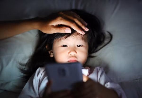Các thiết bị điện tử là kẻ thù của giấc ngủ, khiến trẻ ngủ trễ, thiếu ngủ, kém tập trung. Ảnh: Freepik.