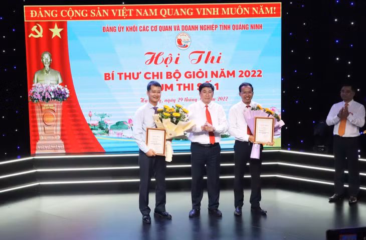Ban tổ chức trao giải nhì cho các thí sinh tham dự Hội thi.
