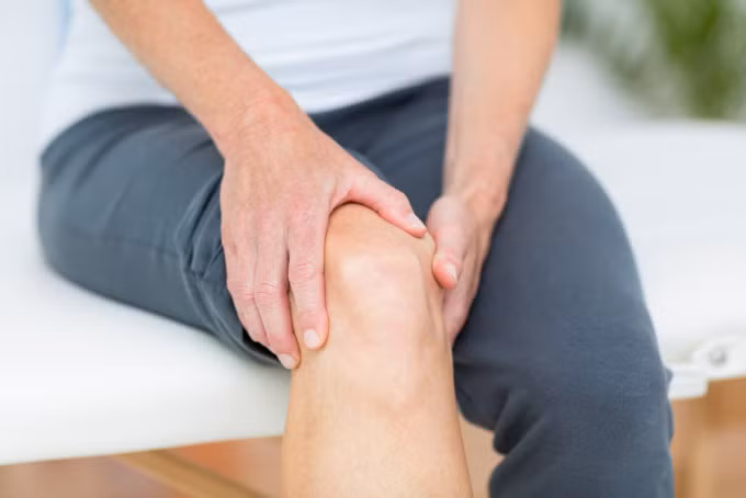 Cần chườm và xoa bóp khớp mỗi ngày