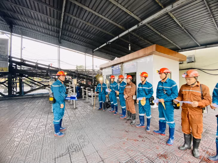 Trung tâm Cấp cứu mỏ phối hợp với Công ty Than Mạo Khê kiểm tra, phòng ngừa sự cố tại diện sản xuất.