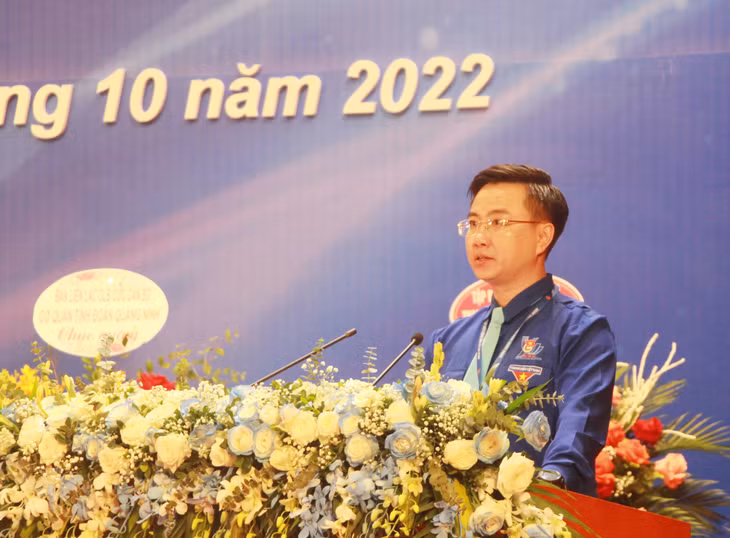 Đồng chí Hoàng Văn Hải, Bí thư Đoàn TNCS Hồ Chí Minh tỉnh Quảng Ninh đọc báo cáo chính trị tại đại hội.