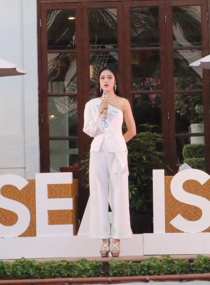 Phần thi "Người đẹp thuyết trình về Quảng Ninh hay nhất" của thí sinh Nguyễn Thị Thùy Chang - SBD 244 (Phú Thọ).