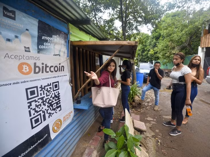 Đa phần người dân El Salvador chưa được tiếp cận đầy đủ dịch vụ tài chính truyền thống. Ảnh: Reuters.