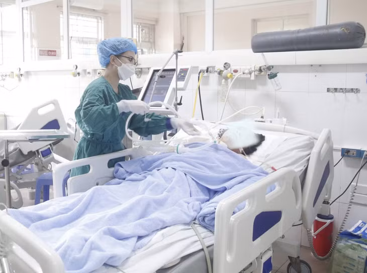 Nhân viên y tế chăm sóc bệnh nhân kháng thuốc, phòng tránh lây nhiễm chéo tại Khoa Hồi sức tích cực - chống độc bệnh viện Bãi Cháy.