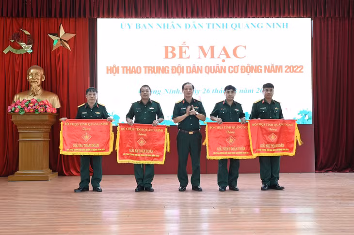 LLVT huyện Hải Hà (ngoài cùng bên phải) nhận giải nhì toàn đoàn Hội thao Trung đội dân quân cơ động năm 2022.