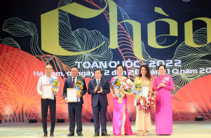Bí thư Tỉnh ủy Hà Nam trao giải Xuất sắc cho Nhà hát Nghệ thuật Truyền thống tỉnh Thanh Hóa.