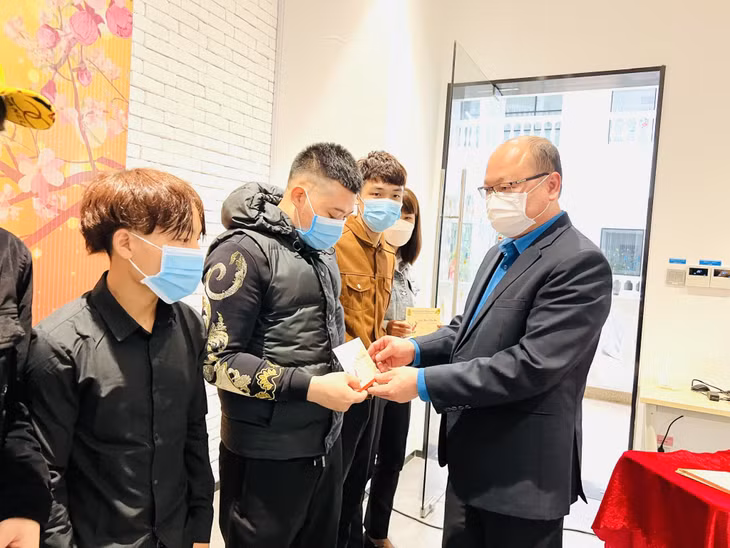 Lãnh đạo LĐLĐ tỉnh trao quà Tết 2022 cho CNLĐ Công ty TNHH KHKT Texhong Ngân Hà ở lại làm việc dịp Tết.
