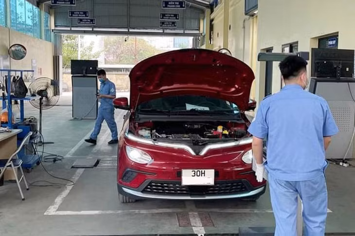 Hãng xe VinFast vừa thông báo triệu hồi 730 xe VF e34 được sản xuất trong năm 2022 để kiểm tra và thay thế miễn phí cảm biến va chạm bên.