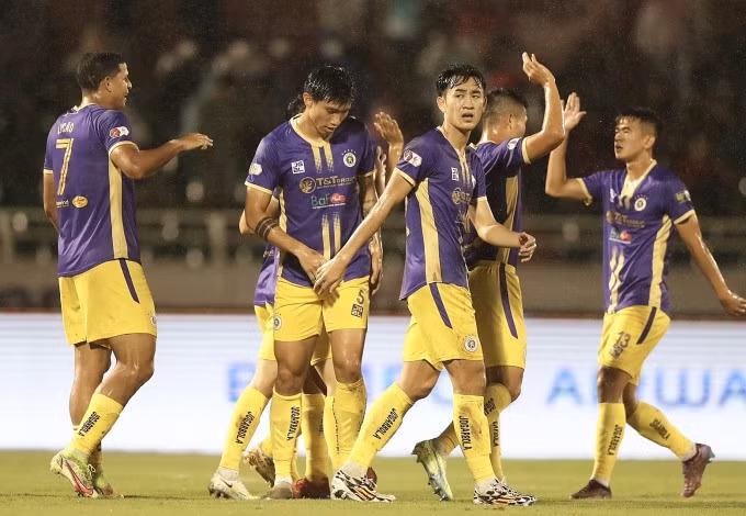 Cầu thủ Hà Nội mừng bàn mở tỷ số của Lucao (trái). Ảnh: Đức Đồng