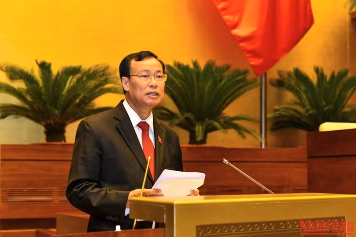 Chủ nhiệm Ủy ban Quốc phòng và An ninh của Quốc hội Lê Tấn Tới trình bày Báo cáo thẩm tra. (Ảnh: THỦY NGUYÊN)
