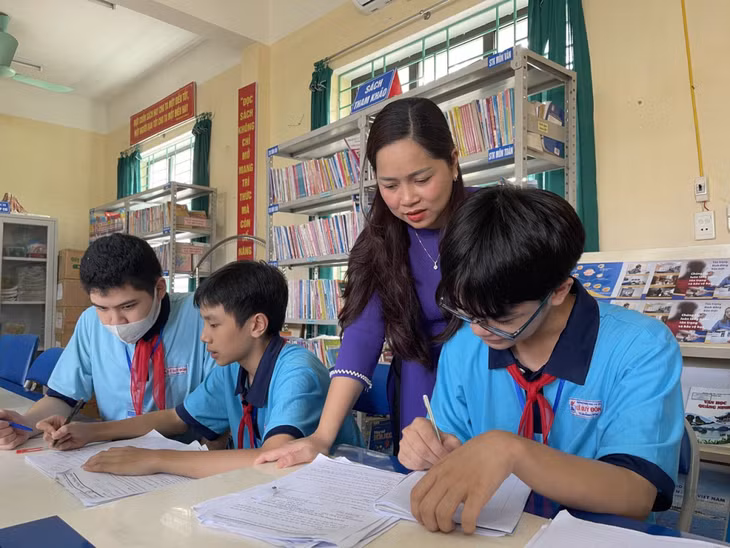 Cô giáo Lê Thị Thu Hà ôn luyện cho đội tuyển môn toán của Trường.
