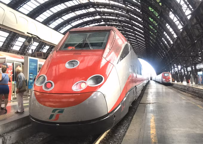 Tàu khách ở một số nước châu Âu khai thác tốc độ trên 200 km/h. Ảnh: Anh Duy.