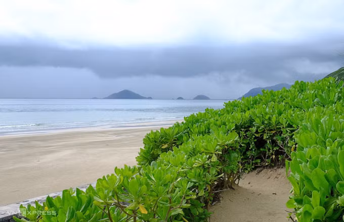 Nhà tù Côn Đảo, tỉnh Bà Rịa - Vũng Tàu Côn Đảo được mệnh danh là vùng đất "nơi người chết nhiều hơn người sống". Một trong những địa điểm du lịch nổi tiếng nhất tại đây là nhà tù Côn Đảo, được thực dân Pháp xây dựng vào năm 1862 để giam giữ và tra tấn tù nhân chính trị trong thời chính quyền thực dân Pháp cai trị. Hiện tại, nơi này là điểm tham quan lịch sử nổi tiếng. Ngoài nhà tù, du khách có thể tham quan, khám phá vẻ đẹp hoang sơ của Côn Đảo: những bờ biển cát mịn, nước trong xanh (ảnh). Du khách còn có thể ghé thăm Đảo Ngọc gần đó để thưởng thức cảnh quan tuyệt đẹp, kèm theo hải sản tươi sống. Ảnh: Khánh Trần