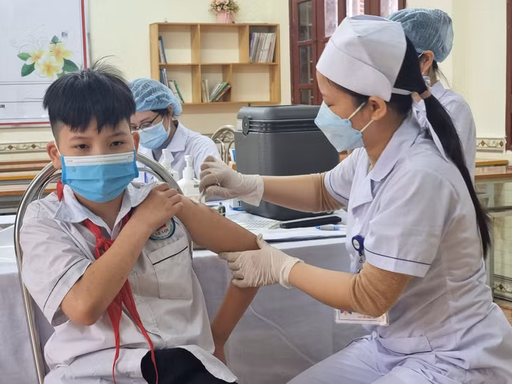 Các địa phương đẩy nhanh tiêm vaccine phòng COVID-19, nhất là mũi 3, mũi 4 cho người từ 12 tuổi trở lên; tiêm đủ 2 mũi cho trẻ em từ 5 - dưới 12 tuổi theo mục tiêu của Chính phủ, Thủ tướng Chính phủ đã đề ra, bảo đảm an toàn, khoa học, hiệu quả.