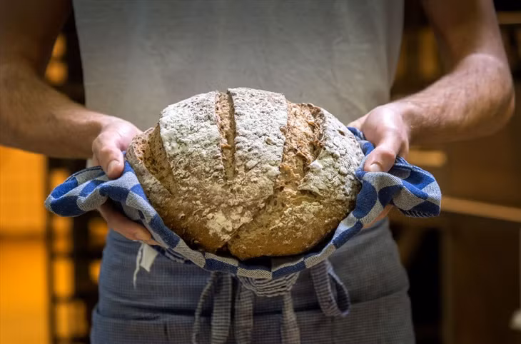 Ăn bánh mì nguyên cám mỗi ngày nhằm giúp tăng cường thể chất, sức khỏe về xương cũng như tạo năng lượng tốt cho cơ thể. Ảnh: Xinhua