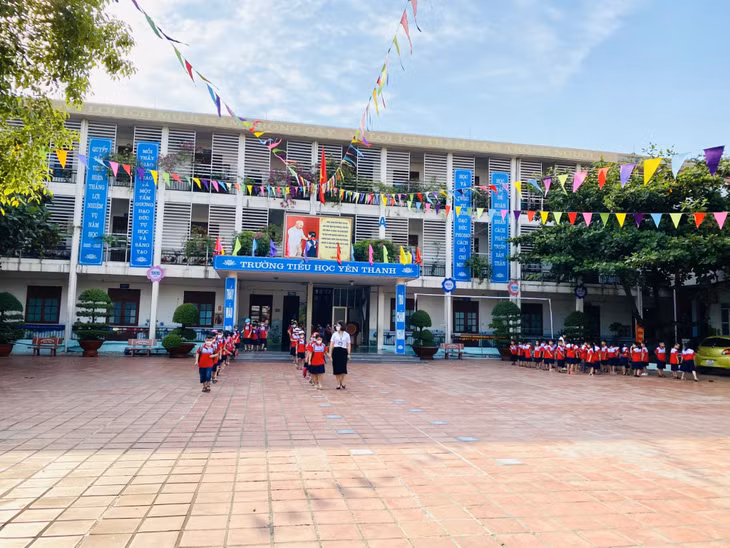 Trường Tiểu học Yên Thanh hướng dẫn học sinh xếp hàng ra về theo thứ tự.