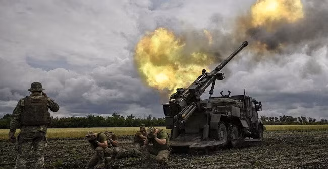 Binh sĩ Ukraine vận hành khẩu lựu pháo Caesar do Pháp sản xuất ở khu vực Donbass vào ngày 15/6/2022. Ảnh: AFP