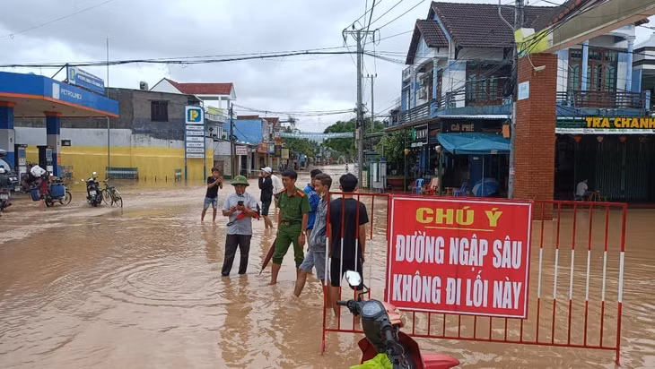 Lực lượng chức năng đăng biển cấm người qua lại. Ảnh: Đ.C.