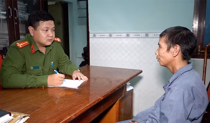 Công an phường Mỹ Long làm việc với Hùng Thái Dương (Ảnh: Tiến Tầm).