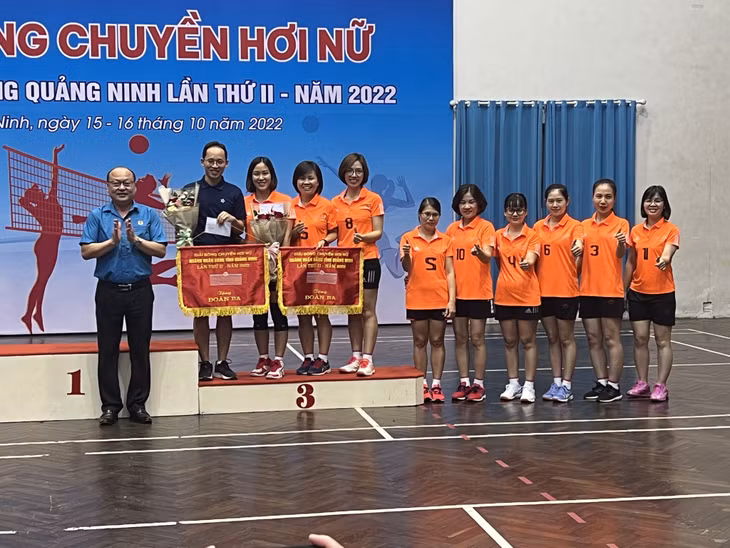 Ban tổ chức trao đồng giải ba cho 2 đội Ngân hàng Vietcombank chi nhánh Móng Cái và đội Ngân hàng Quân đội chi nhánh Quảng Ninh