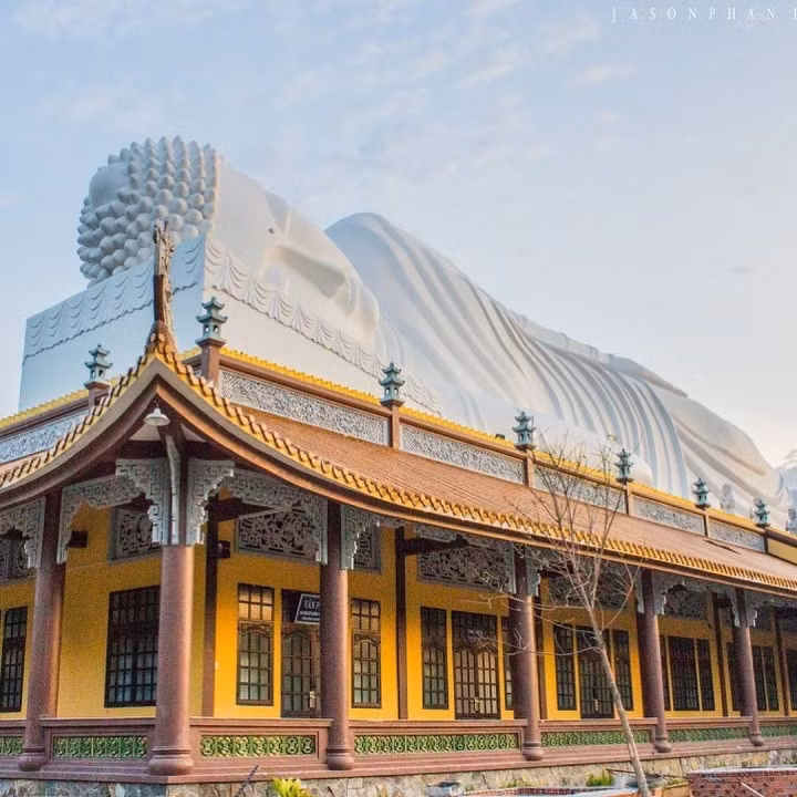 Hầu hết các công trình chánh điện, các khu giảng đường, Đông lang và Tây lang, phòng tiếp khách... được xây dựng chủ yếu bằng gỗ. (Ảnh: vietnamese_architecture)