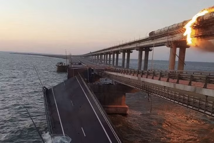 Cầu Crimea gồm hai đường chạy song song dành cho tàu hỏa và ô tô. Hai nhịp của phần cầu cho ô tô đã bị sập. Ảnh: D.M