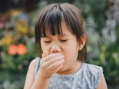 Ở trẻ em và cả người lớn, khi tiếp xúc ngắn hạn hay dài hạn với ô nhiễm không khí có thể dẫn đến giảm chức năng phổi, nhiễm trùng đường hô hấp và hen suyễn nặng hơn. Ảnh: Time Of Indian