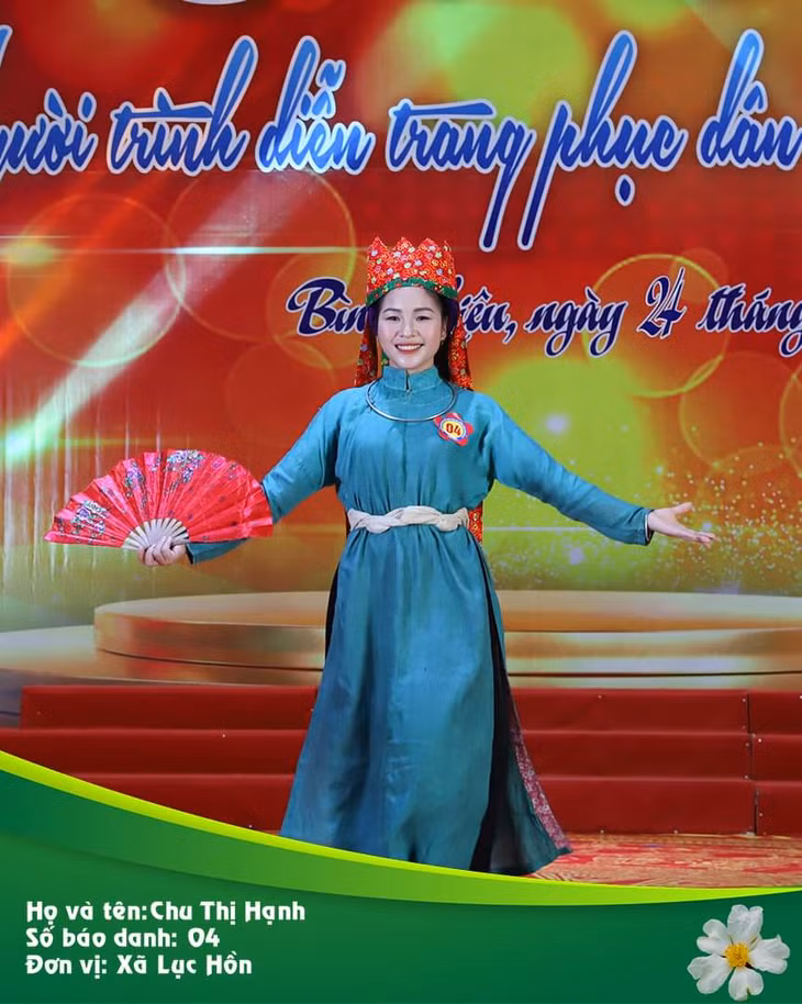 Thí sinh Chu Thị Hạnh trình diễn trang phục Tày cổ tại vòng tuyển chọn Hội thi "Người trình diễn trang phục dân tộc đẹp nhất huyện Bình Liêu năm 2022".
