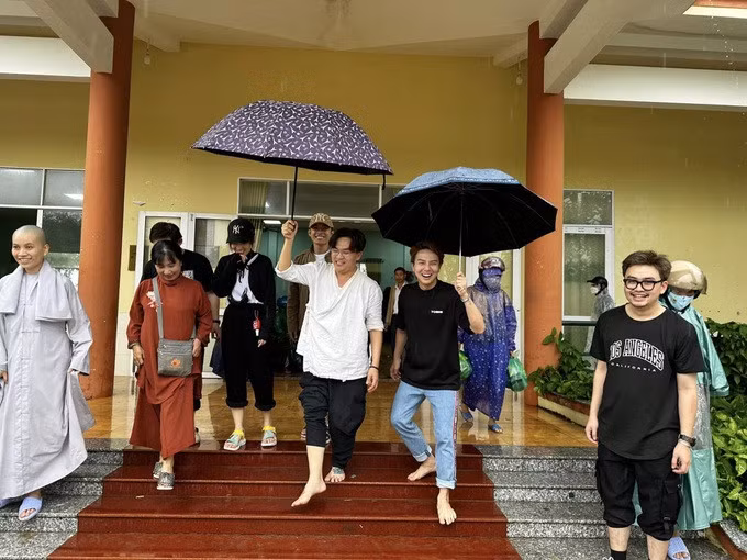Đại Nghĩa và các nghệ sĩ trong chuyến đi miền Trung trao quà cho người dân (Ảnh: Facebook nhân vật).