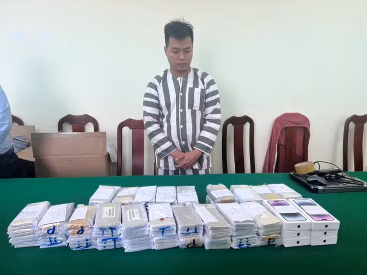 Ngô Thạch Hảo và tang vật bị thu giữ
