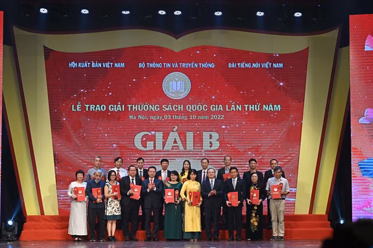 Các tác giả và đơn vị xuất bản đoạt giải B. Ảnh: Lê Huy
