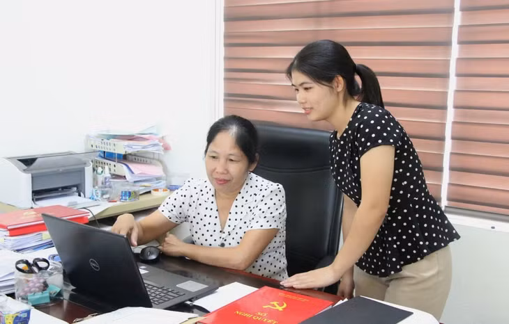 Chị Vi Thị Hoa, Phó Bí thư thường trực Đảng ủy, Chủ tịch HĐND xã Lục Hồn, trao đổi công việc với cán bộ xã.