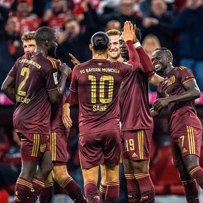 Các cầu thủ Bayern mừng bàn thắng trong trận đấu Leverkusen. Ảnh: BFC