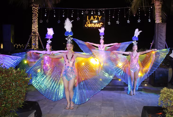 Đến với Lazy sunset show, du khách vừa thưởng thức bữa tối ngon miệng vừa được đắm chìm trong tiếng kèn saxophone, đàn ghita du dương, trong những điệu nhảy hiện đại sôi động.