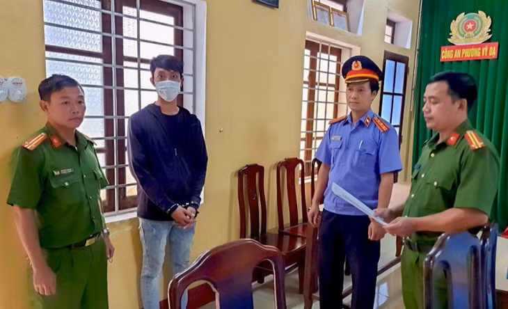 Cán bộ Công an đọc lệnh bắt tạm giam đối với Nguyễn Bá Thắng.