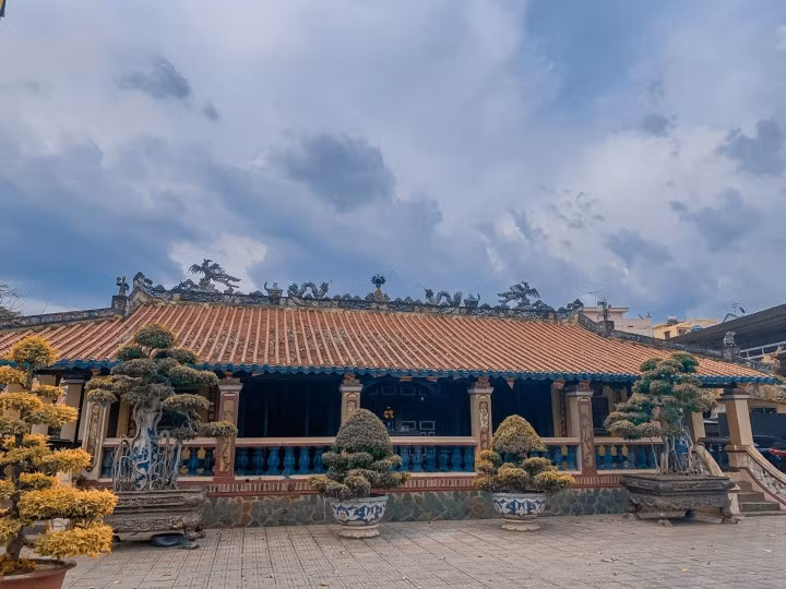Chùa Hội Khánh với nét cổ kính mang đậm phong cách nhà cổ miền Đông Nam Bộ. (Ảnh: Tann Tu)