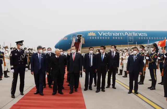Tổng Bí thư Nguyễn Phú Trọng cùng Đoàn đại biểu cấp cao Đảng Cộng sản Việt Nam tại Sân bay Quốc tế Bắc Kinh. Ảnh TTXVN